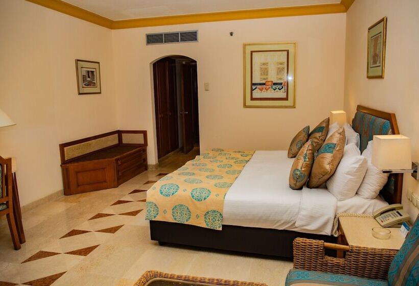 اتاق خانوادگی با چشم‌انداز جانبی دریا, Continental Hotel Hurghada