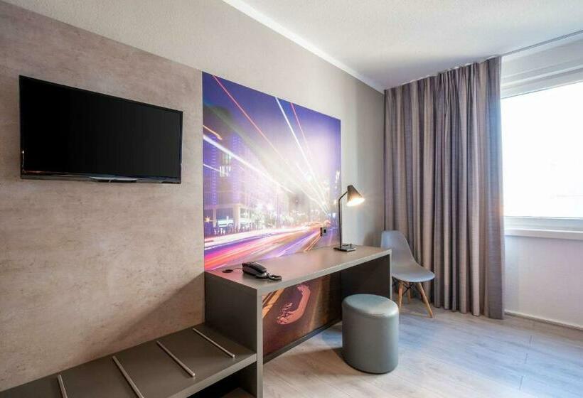 اتاق استاندارد سه نفره, Berlin Lichtenberg