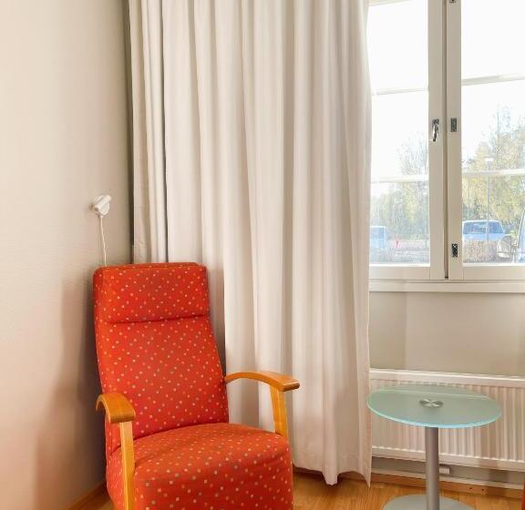 Standard Single Room, Jokipuisto