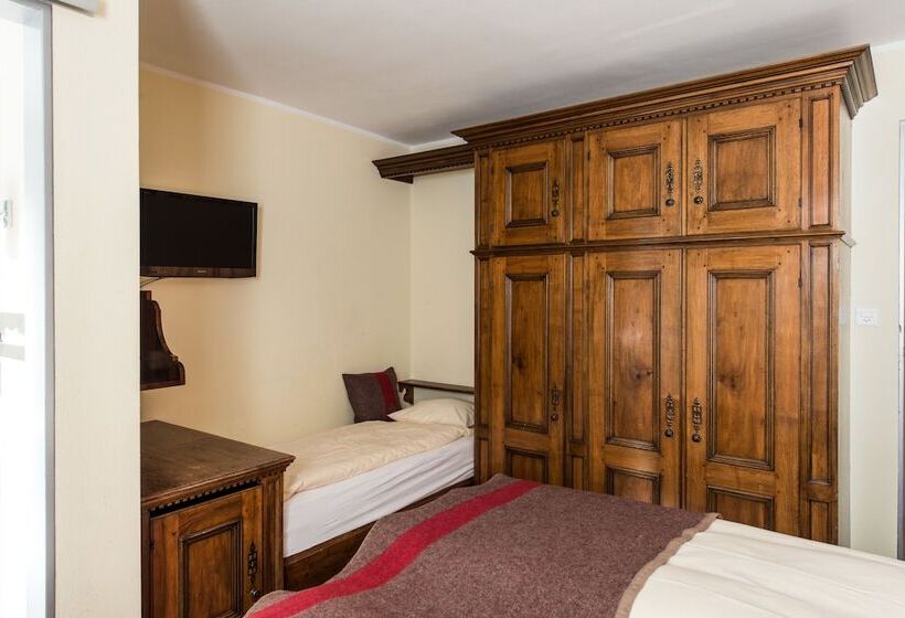 Standard Triple Room, Le Petit Charmeinn