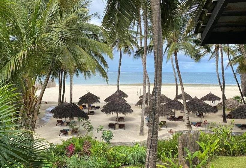 سوییت با چشم‌انداز باغ, Pinewood Beach Resort And Spa