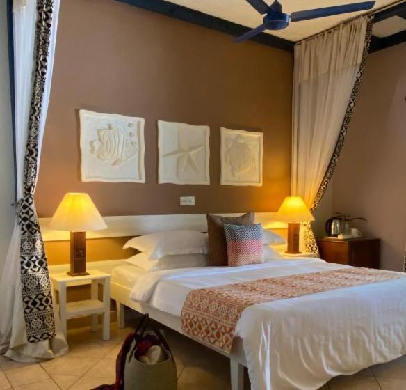 سوییت با چشم‌انداز باغ, Pinewood Beach Resort And Spa