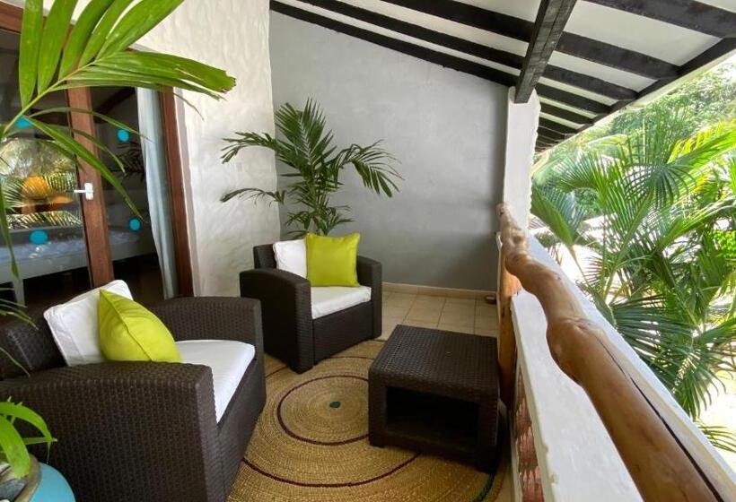 سوییت با چشم‌انداز باغ, Pinewood Beach Resort And Spa