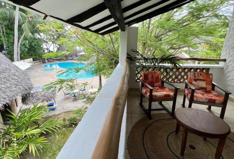 اتاق سوپریور با چشم‌انداز باغ, Pinewood Beach Resort And Spa