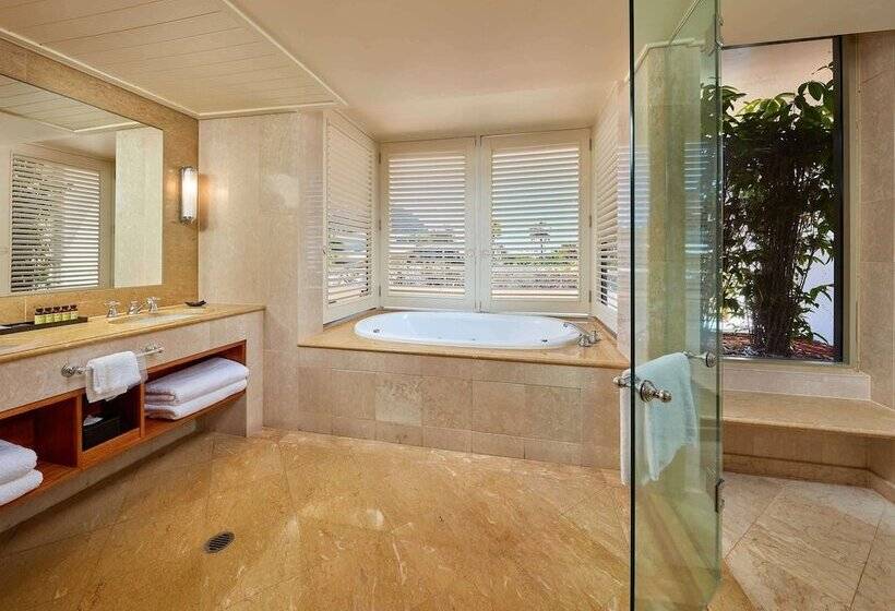 سوییت جونیور با چشم‌انداز شهر, Pullman Reef Hotel Casino