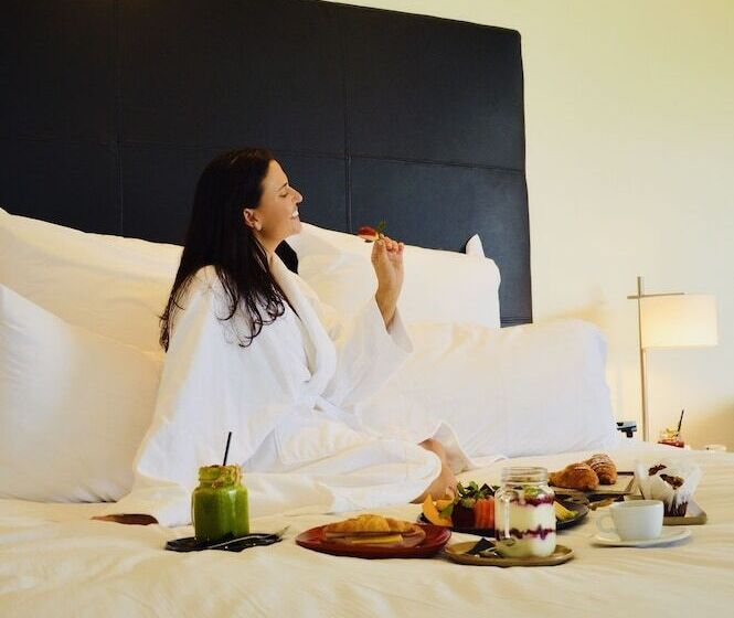 سوییت جونیور با چشم‌انداز شهر, Pullman Reef Hotel Casino