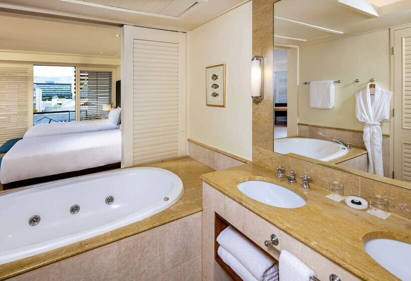 سوییت جونیور با چشم‌انداز شهر, Pullman Reef Hotel Casino