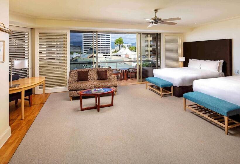 سوییت جونیور با چشم‌انداز شهر, Pullman Reef Hotel Casino