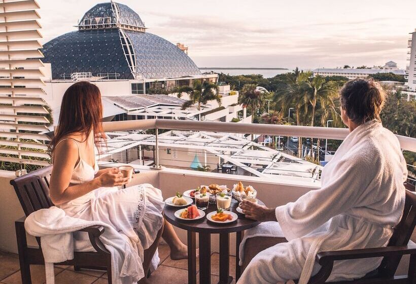 اتاق لوکس با چشم‌انداز استخر, Pullman Reef Hotel Casino