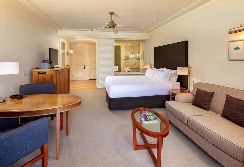 اتاق لوکس با چشم‌انداز استخر, Pullman Reef Hotel Casino