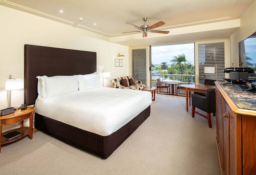 اتاق لوکس با چشم‌انداز استخر, Pullman Reef Hotel Casino