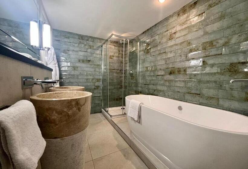 سوییت جونیور, Rowhill Grange Hotel & Utopia Spa