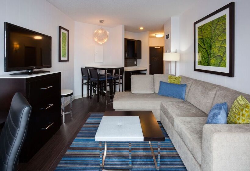 سوئیت با چشم‌انداز, The Hollis Halifax A Doubletree Suites By Hilton