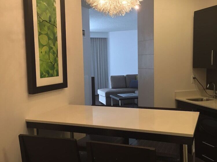 سوئیت برای معلولان, The Hollis Halifax A Doubletree Suites By Hilton