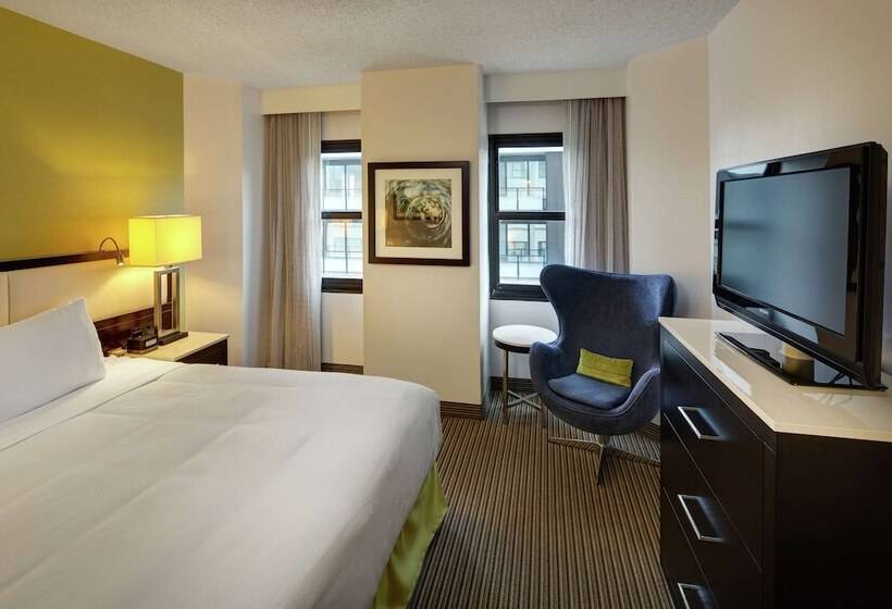 Suite Adaptada para personas con movilidad reducida, Doubletree By Hilton The Hollis Halifax Nova Scotia