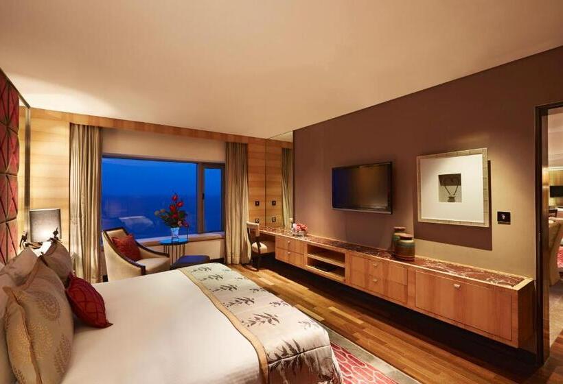 Deluxe Suite, Taj Lands End