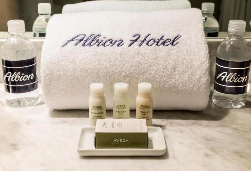 اتاق لوکس با تخت بزرگ, Albion