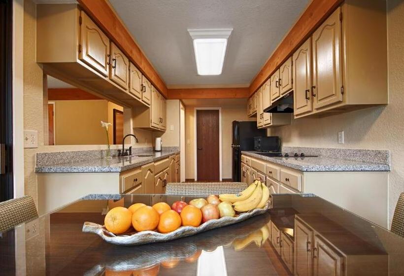 سوئیت با تخت بزرگ, Best Western The Inn & Suites Pacific Grove