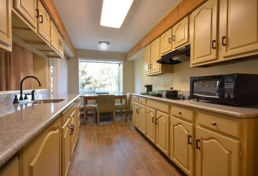 سوئیت با تخت بزرگ, Best Western The Inn & Suites Pacific Grove
