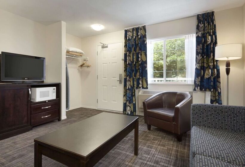 Suite, Days Inn By Wyndham Kelowna