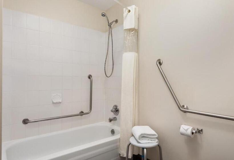 اتاق استاندارد با تخت بزرگ برای معلولان, Days Inn By Wyndham Kelowna