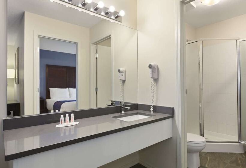 Suite, Days Inn By Wyndham Kelowna