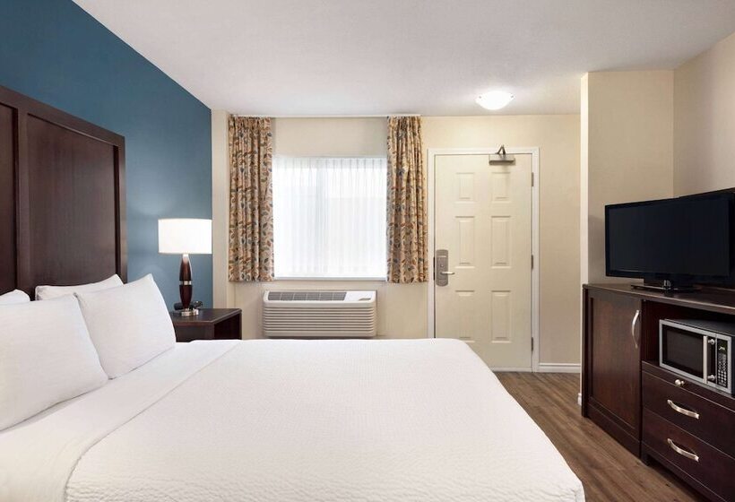 Suite, Days Inn By Wyndham Kelowna