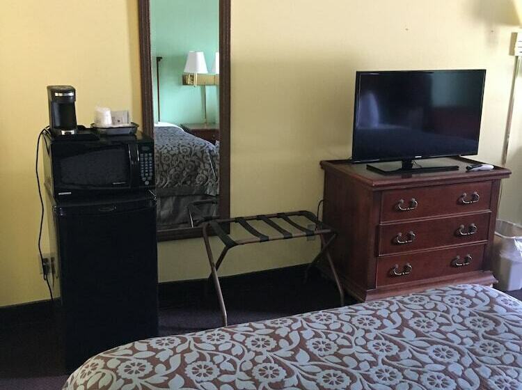 Standard Room Double Bed, Days Inn By Wyndham Lamont/monticello