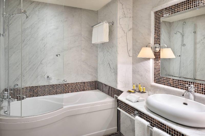 اتاق لوکس با چشم‌انداز استخر, Fes Marriott Hotel Jnan Palace