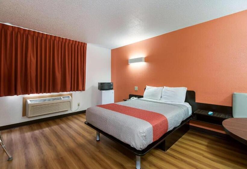 Standard Room Adapted for people with reduced mobility, Motel 6 Davenport, Ia