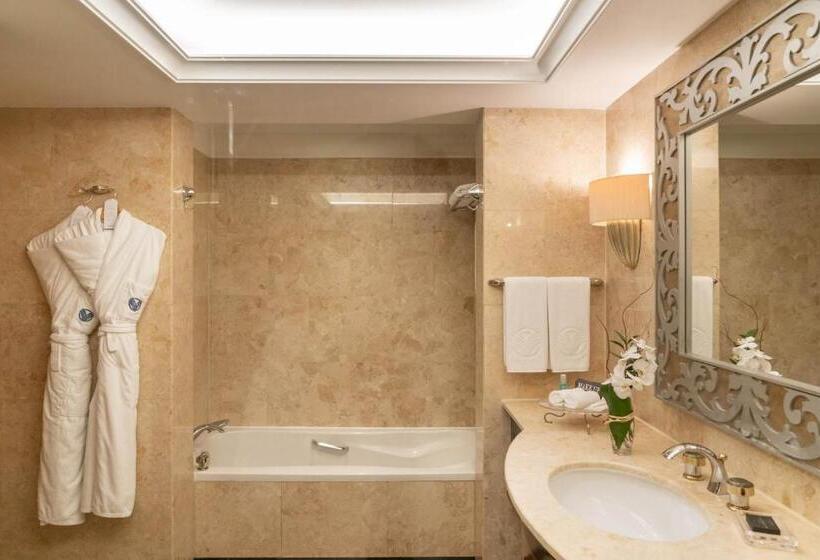 اتاق خانوادگی با چشم‌انداز دریا, Beach Rotana   Abu Dhabi