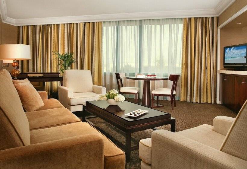 Superior Suite, Mövenpick Grand Al Bustan