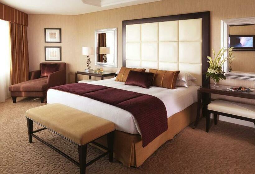 اتاق اجرایی با تخت بزرگ, Mövenpick Grand Al Bustan