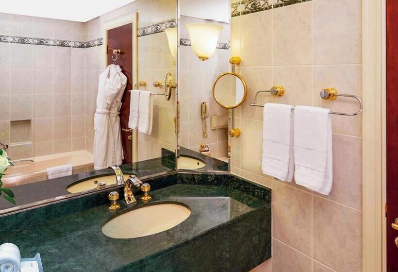 Habitación Deluxe, Mövenpick Grand Al Bustan