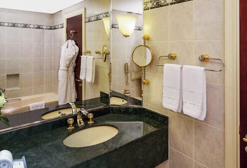 Suite Deluxe, Mövenpick Grand Al Bustan