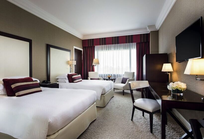 غرفة تنفيذية, Mövenpick Grand Al Bustan