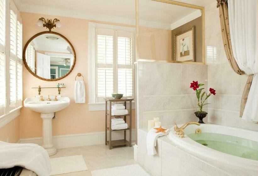 اتاق لوکس با وان آب گرم, White Doe Inn Bed & Breakfast