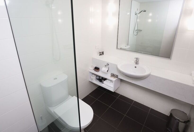 استودیوی لوکس, St Ives Apartments