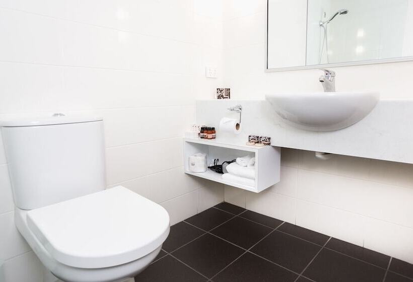 استودیوی لوکس, St Ives Apartments
