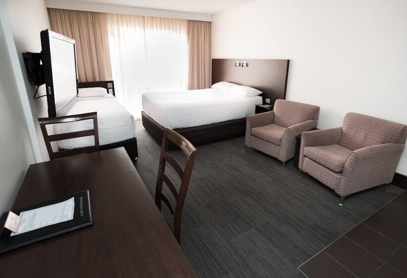 استودیوی لوکس, St Ives Apartments