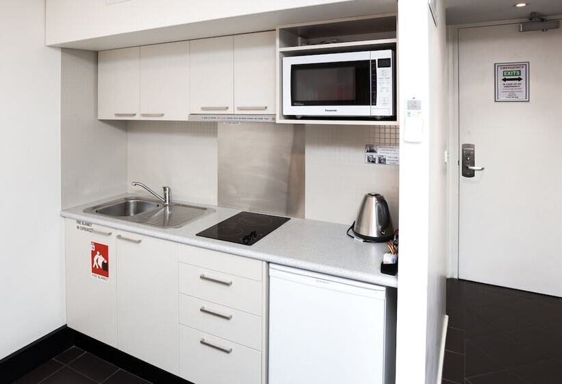 استودیوی لوکس, St Ives Apartments