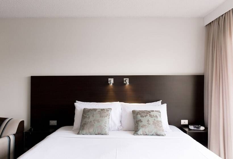 استودیوی سوپریور, St Ives Apartments