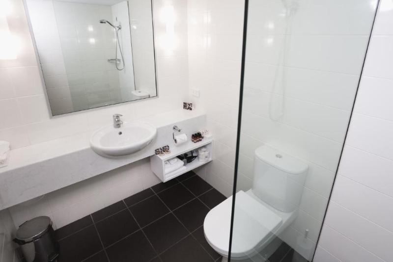 استودیوی لوکس, St Ives Apartments
