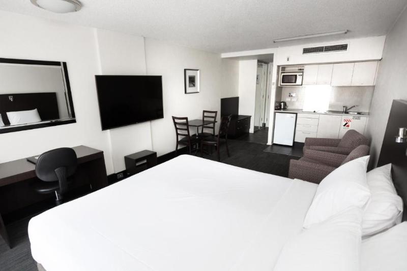 استودیوی لوکس, St Ives Apartments
