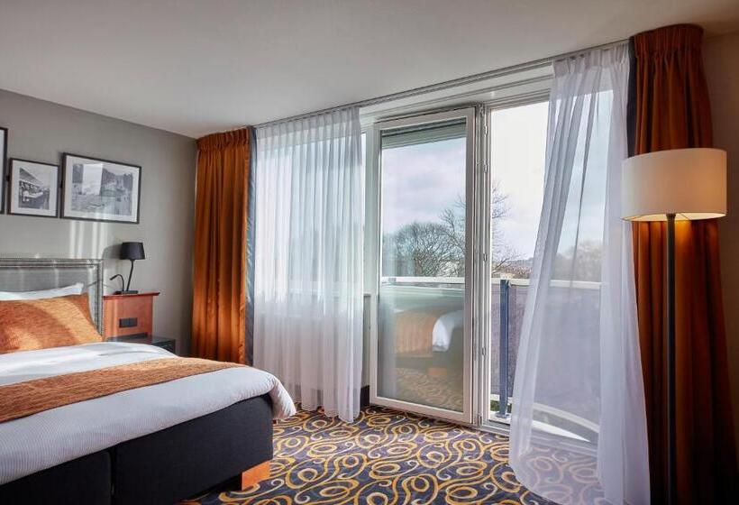 Deluxe Room with Balcony, Carlton Square