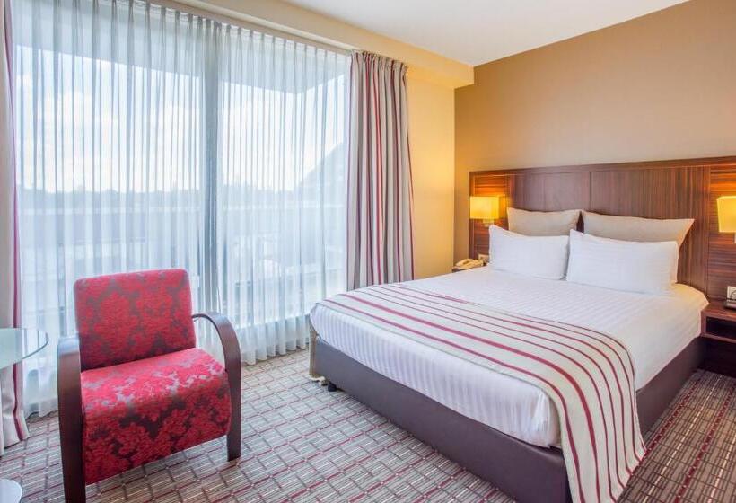 带大床的行政房间, Crowne Plaza Maastricht, An Ihg