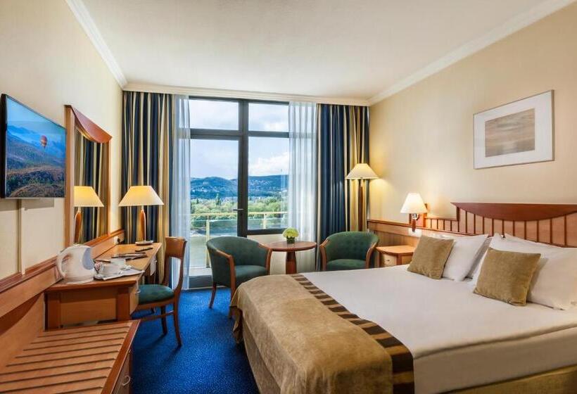 اتاق سوپریور با چشم‌انداز, Danubius Hotel Helia