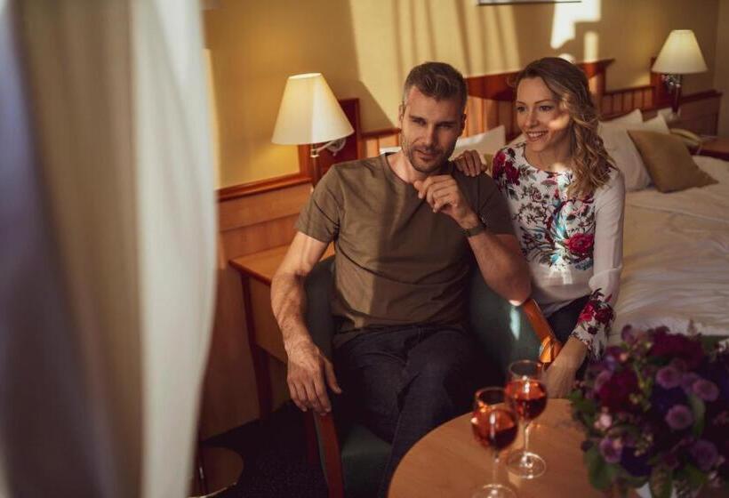 اتاق سوپریور با چشم‌انداز, Danubius Hotel Helia