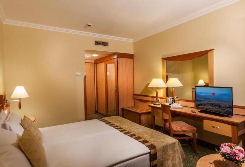 اتاق سوپریور با چشم‌انداز, Danubius Hotel Helia