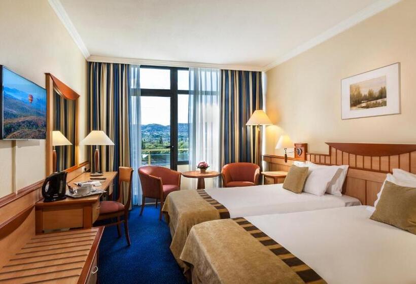 اتاق سوپریور با چشم‌انداز, Danubius Hotel Helia